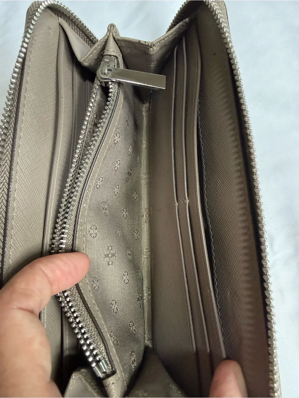 Tory Burch Robinson Zip Around Wristlet Wallet Gray Taupe Saffiano Leather
